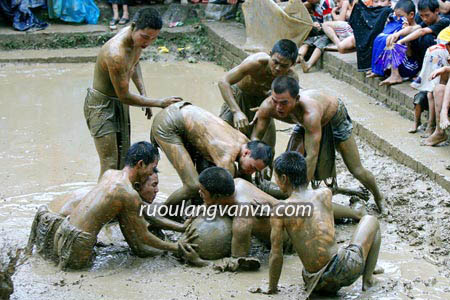 Lễ hội vật cầu bùn chỉ có tại Làng Vân - Bắc Giang.