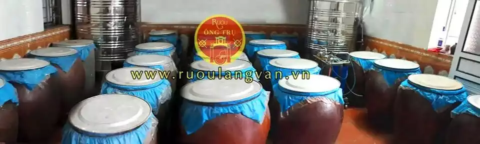 Rượu nếp cái hoa vàng được bảo quản kín bằng chum sành cổ