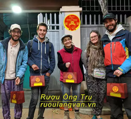 Khách nước ngoài mua Rượu Ông Trụ làm quà tặng